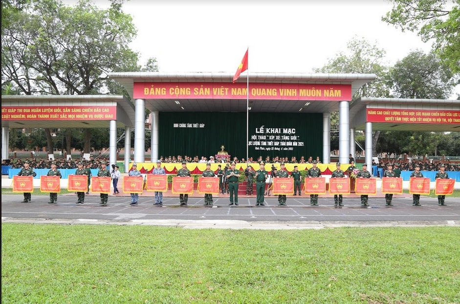 Thủ trưởng Bộ tư lệnh TTG trao cờ lưu niệm tặng các đội tuyển tham gia hội thao.